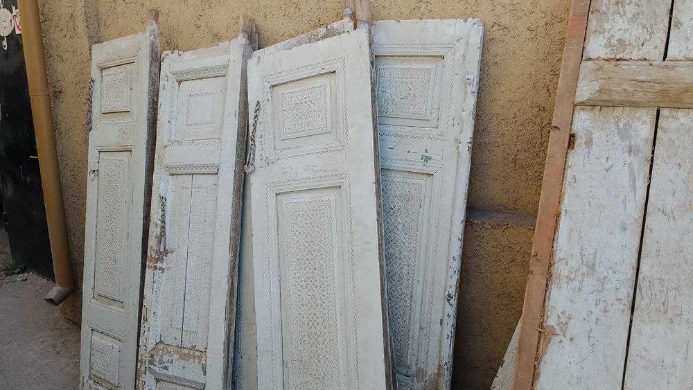 Старинные двери, qadimiy eshiklar.