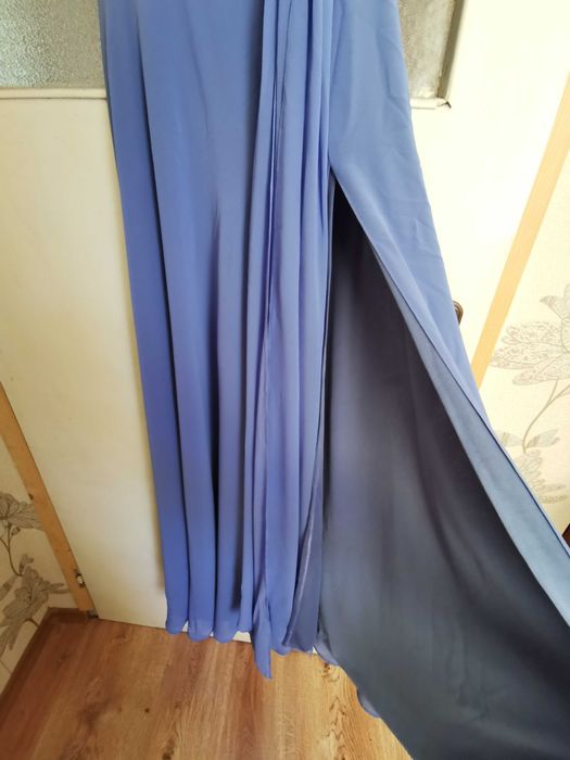 Дълга синя рокля