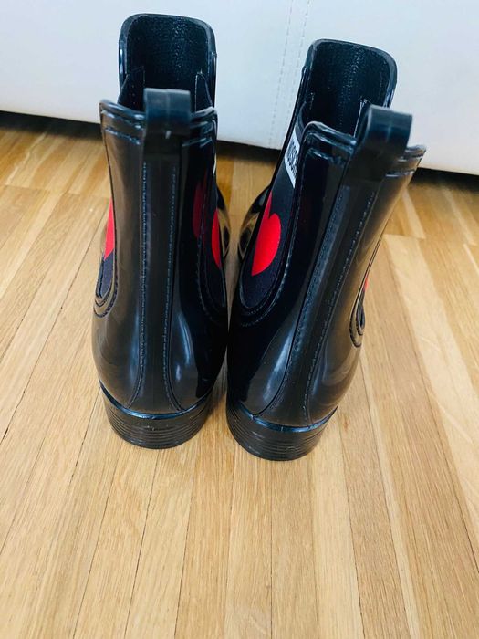 MOSCHINO - Ghete Chelsea de ploaie negre cu logo si inima