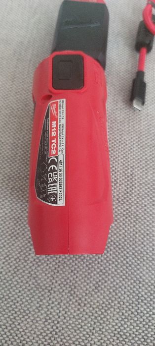 Încărcător compact M12 Milwaukee