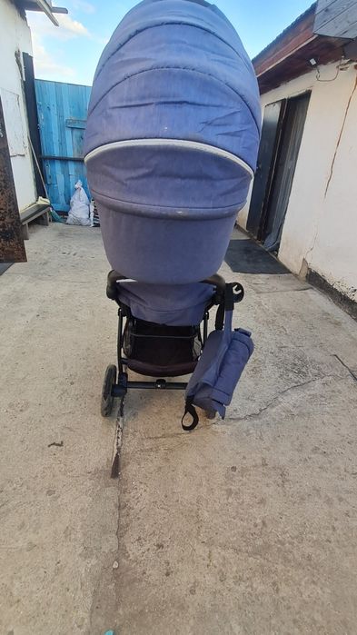 Продам коляску все сезонная .