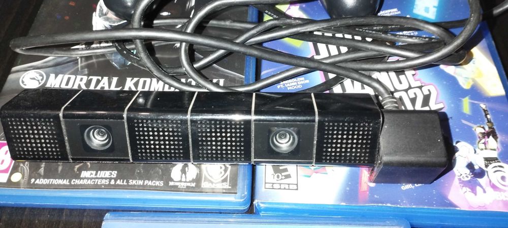 PS4 500GB + 2 джойстика + камера + подарък 5 игри