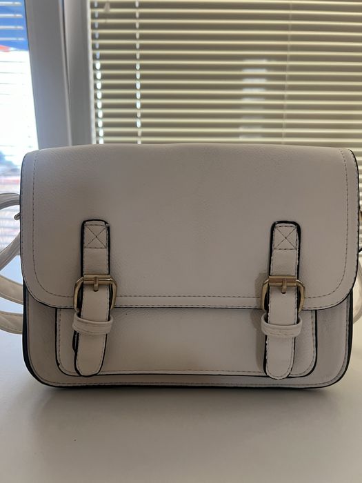 Бяла дамска чанта