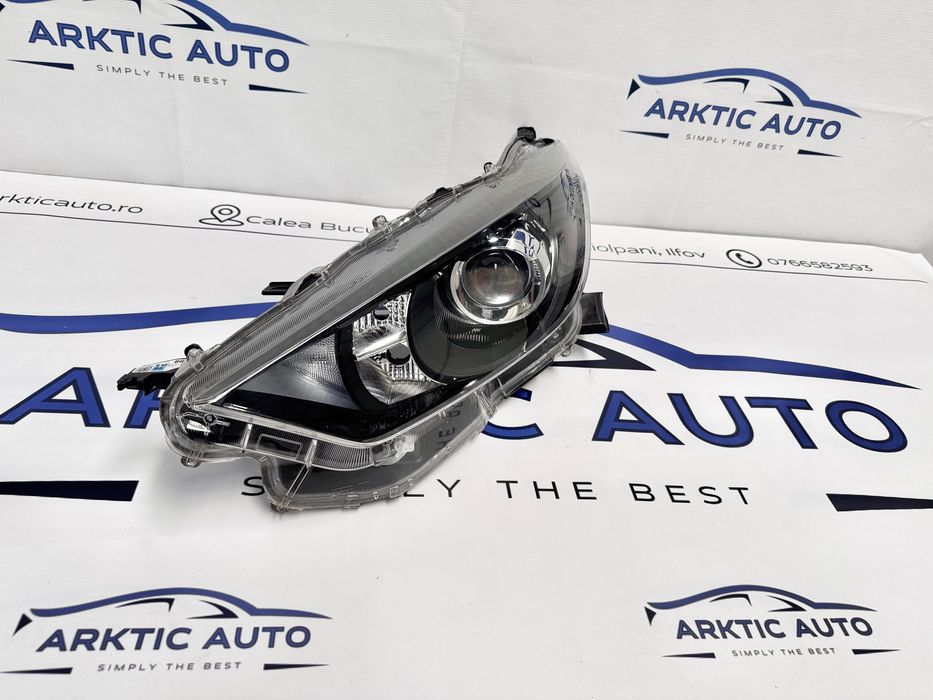 Far stanga halogen Toyota Yaris model dupa 2020