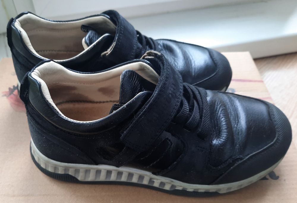 Продам детские кожаные кроссовки