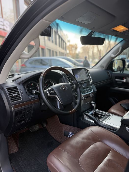 Tayota Land Cruiser vrx 200