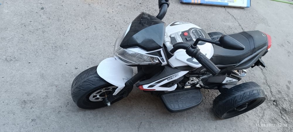 Детский матоцыкал на зарядке