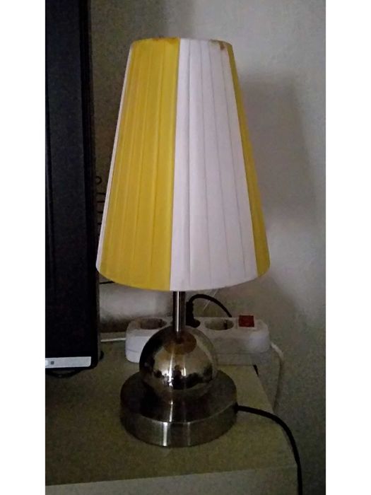 Ламбрекены и настольная лампа