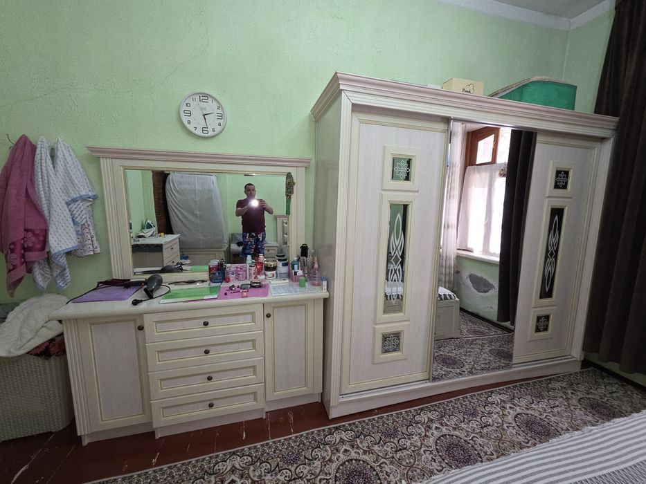 Срочно продаётся спальный гарнитур и сервант!!!