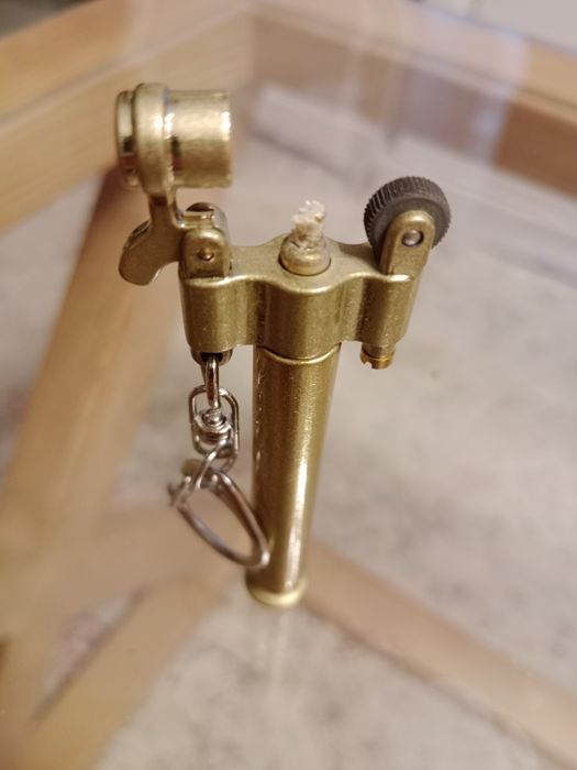 Бензиновая зажигалка.