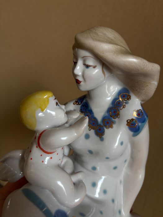 Статуэтка ,,Материнство’’