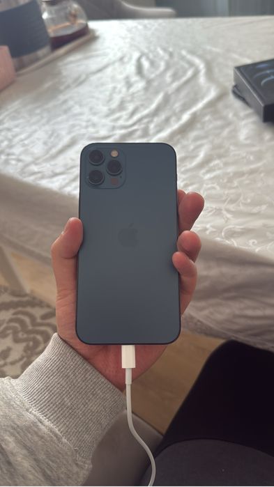 Айфон 12 pro в хорошем состояний.