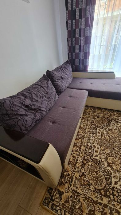 Разтегателен диван със ракла.
