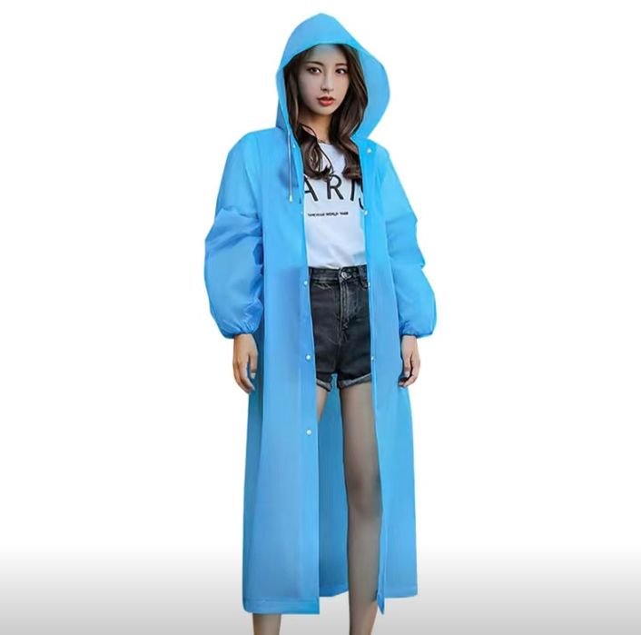 В наличии дождевик