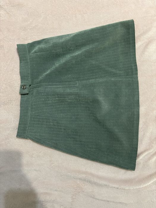 Официален зелен костюм, нежна мека материя, идеален