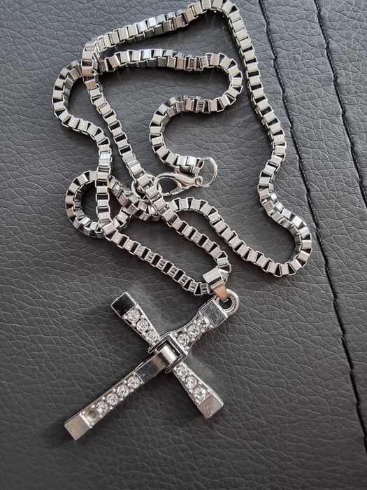 Колие Кръста на Вин Дизел (Домимик Торетојот
Бързи и Яростни