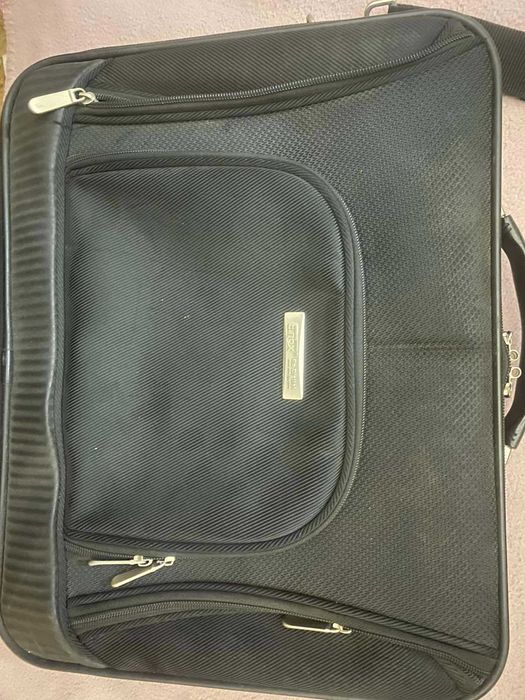 Черна чанта за лаптоп, водонепропусклива