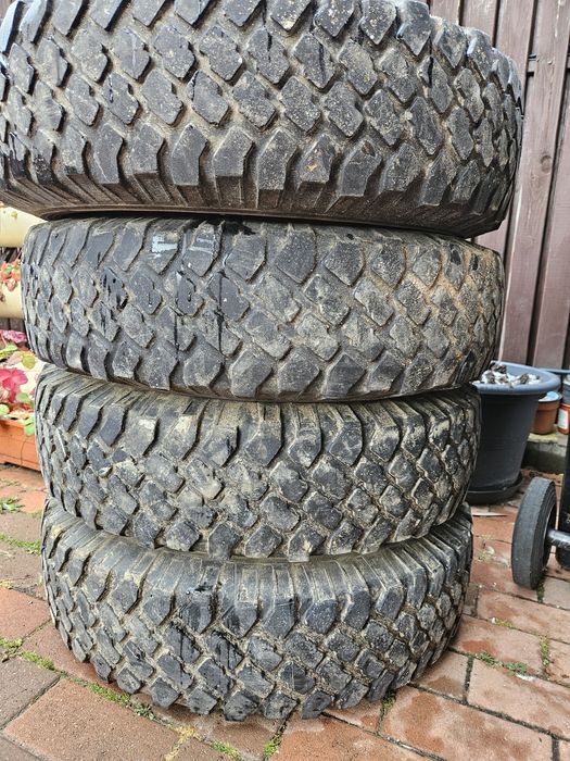 Vând 4 cauciucuri r16 off road - Michelin pe jante de Lada Niva