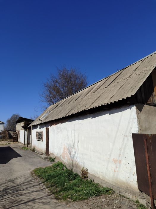 Частный дом с постройкоми.