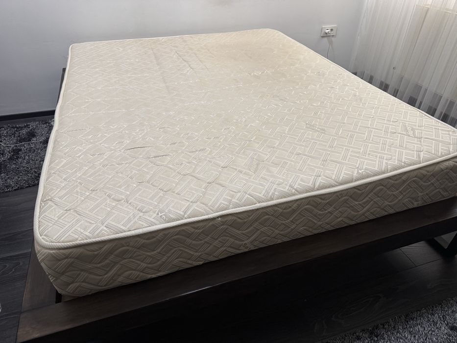 Vand pat din lemn masiv si saltea