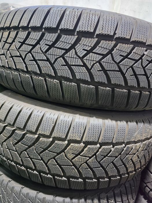 2 бр зимни 225/60/18 Dunlop дот 23г