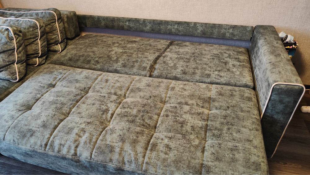 Диван изумрудного цвета