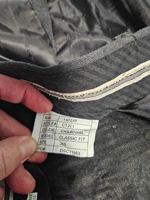 Тъмносив мъжки костюм