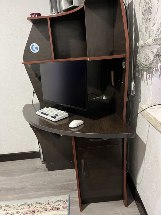 Угловой компьютерный стол