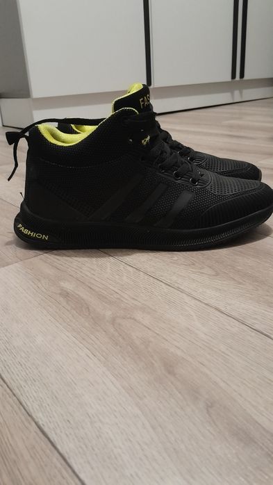 Продам кроссовки детские