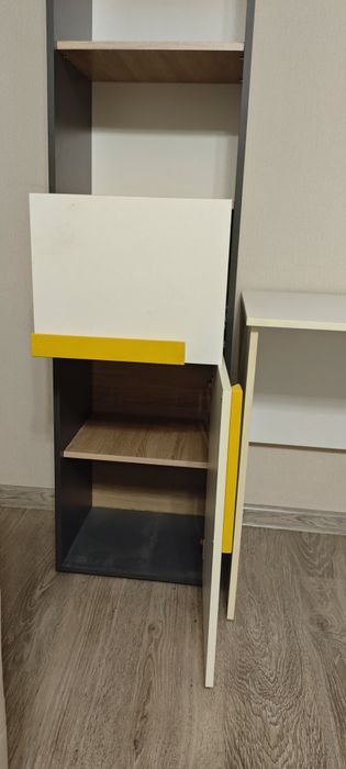 Стол и пинал  , светлые