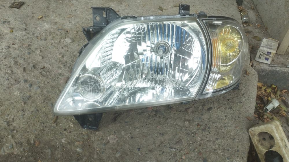 Фары на Мазду MPV 2003г