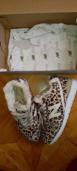 Кроссовки New Balance с леопардовым принтом.