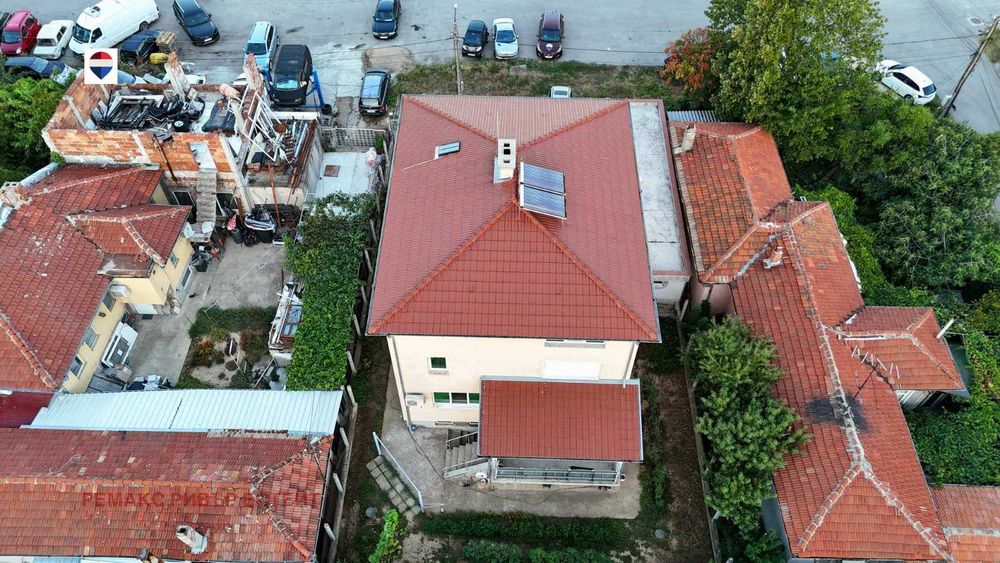 Градска къща на два етажа за продажба кв. Родина 3