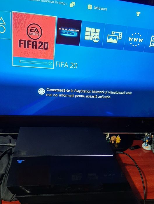 Vând PlayStation 4 în stare bună