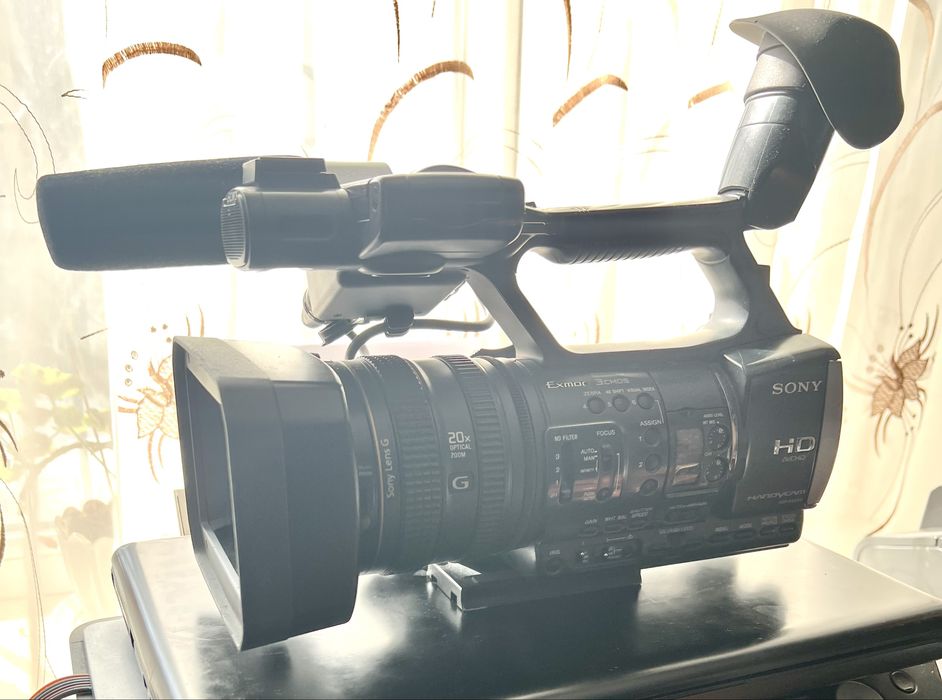 Продаю видеокамеру HDR-AX2000E