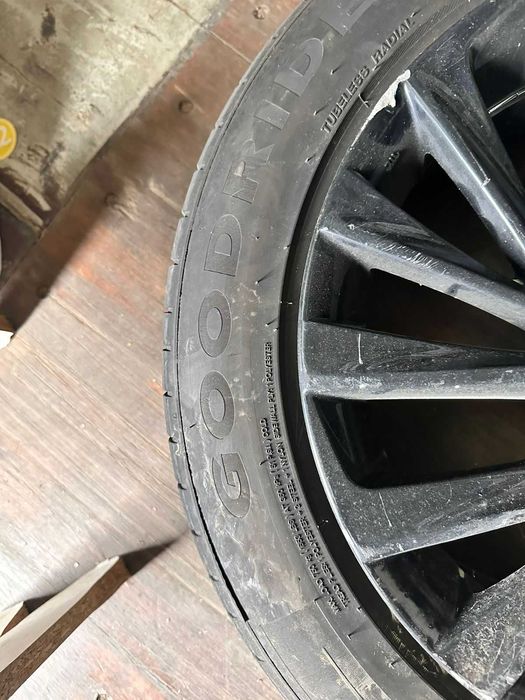Диски R17 черного цвета от Lexus