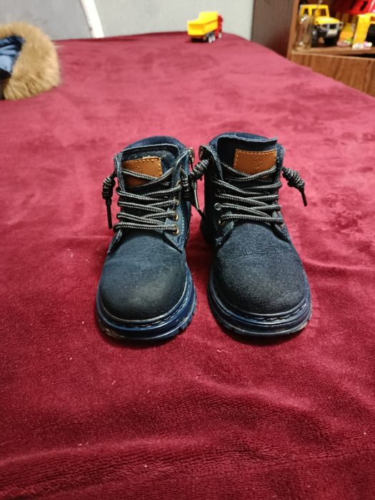 Детский комбинезон и детские ботинки