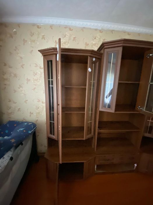 Шкаф стеклянный для дома