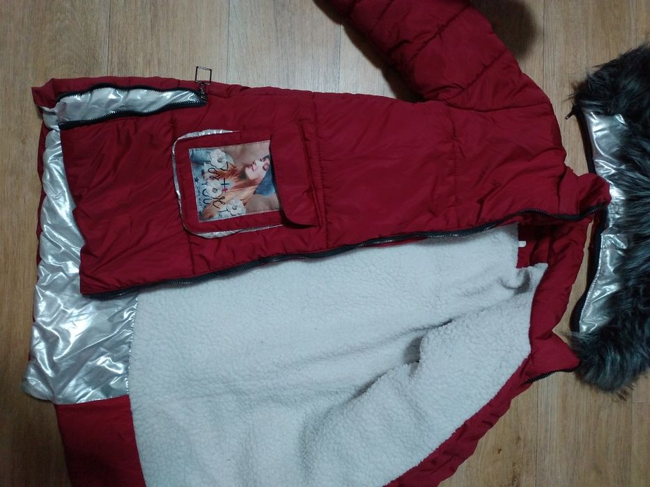 На девочку куртка