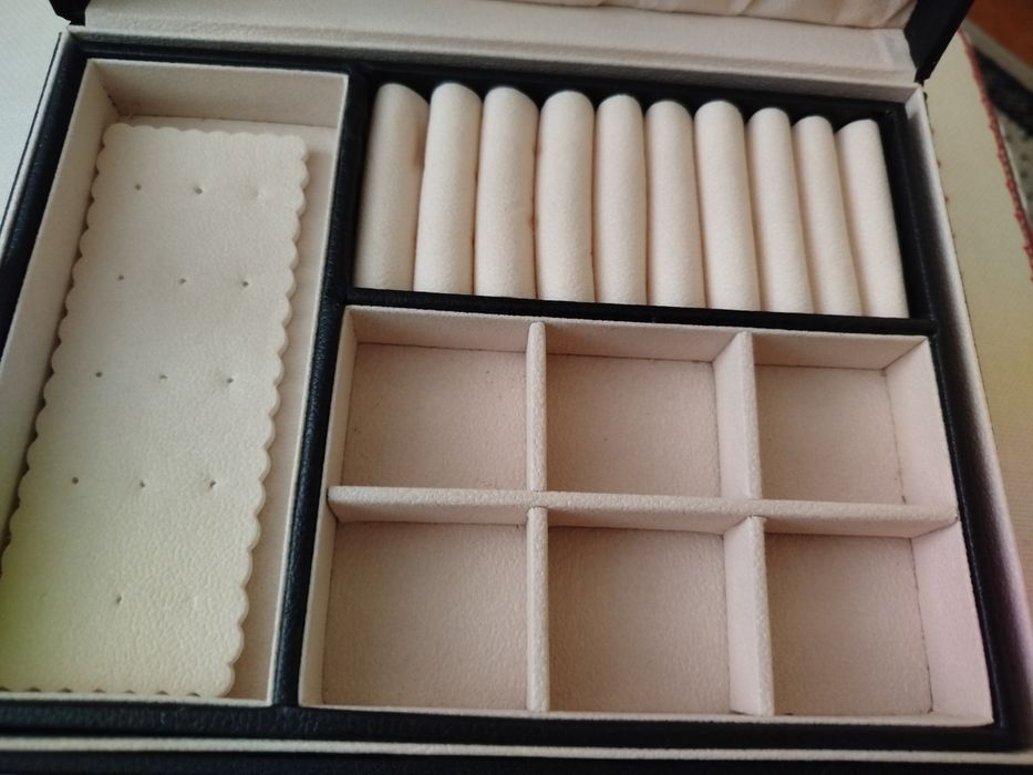 Кожена кутия за бижута