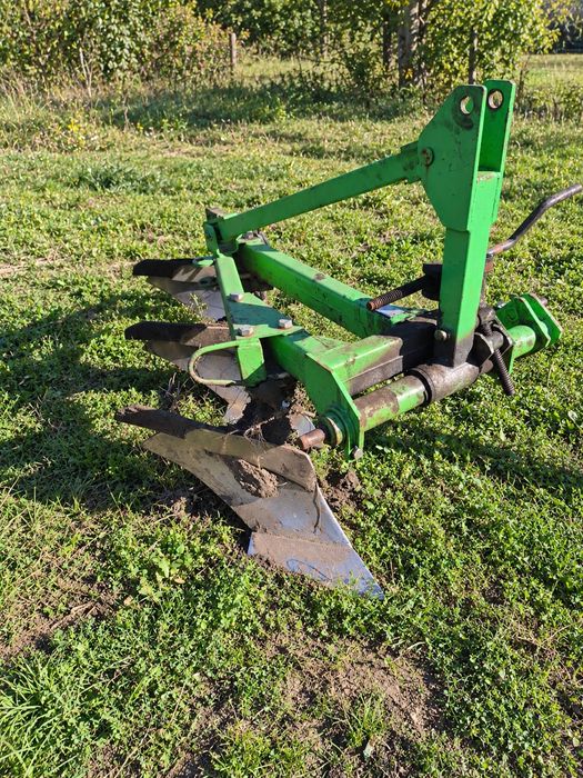 Vând plug Bomet trei brăzdare foarte puțin folosit