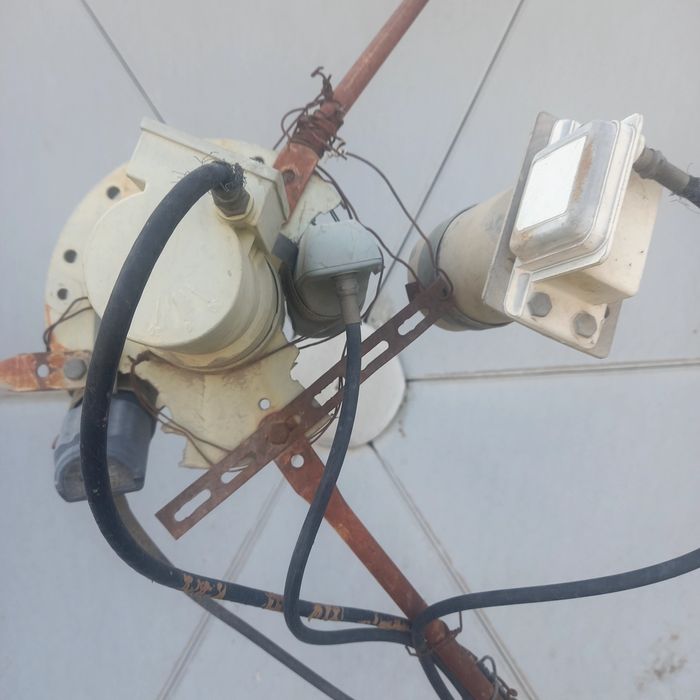 Продаётся спутниковая антенна большого размера с четырьмя головками .