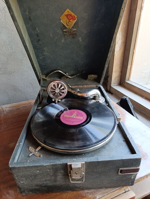 Патефон с запасными иглами