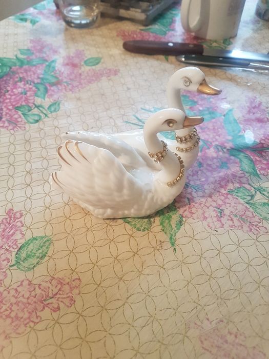 Продам фарфоровую статуэтку