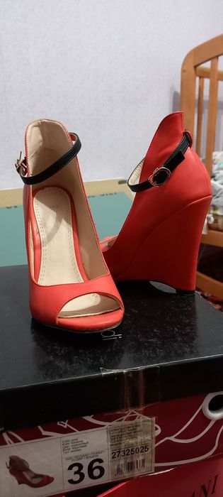 Продам. Женская обувь