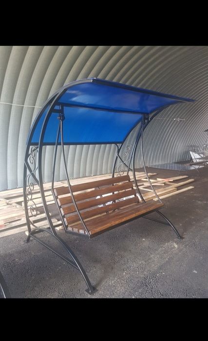 Садовая качеля с элементами ковки