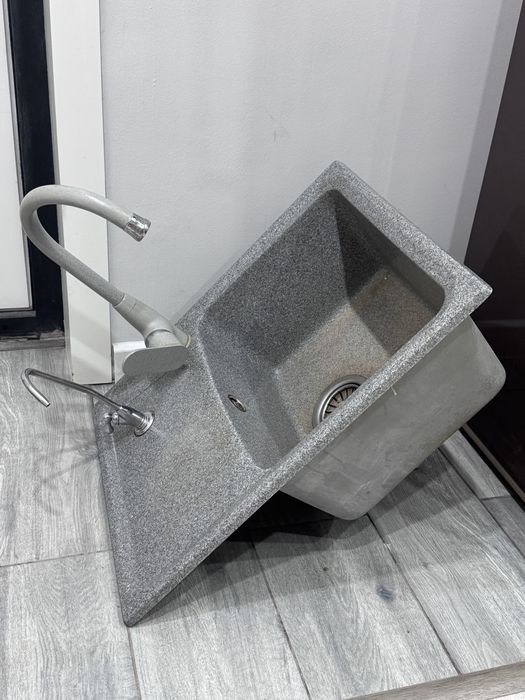 Продам Б/У раковину со смесителем
