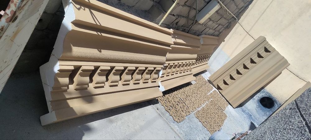 Тяги, карнизы, колонны и весь фасадный декор из пенополистирола.