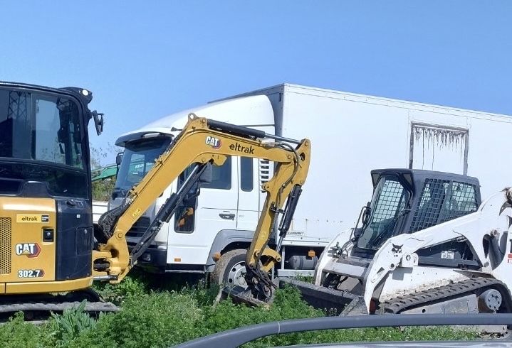 Услуги с мини багер, мини челелен товарач,самосвал(изкопи,къртене)