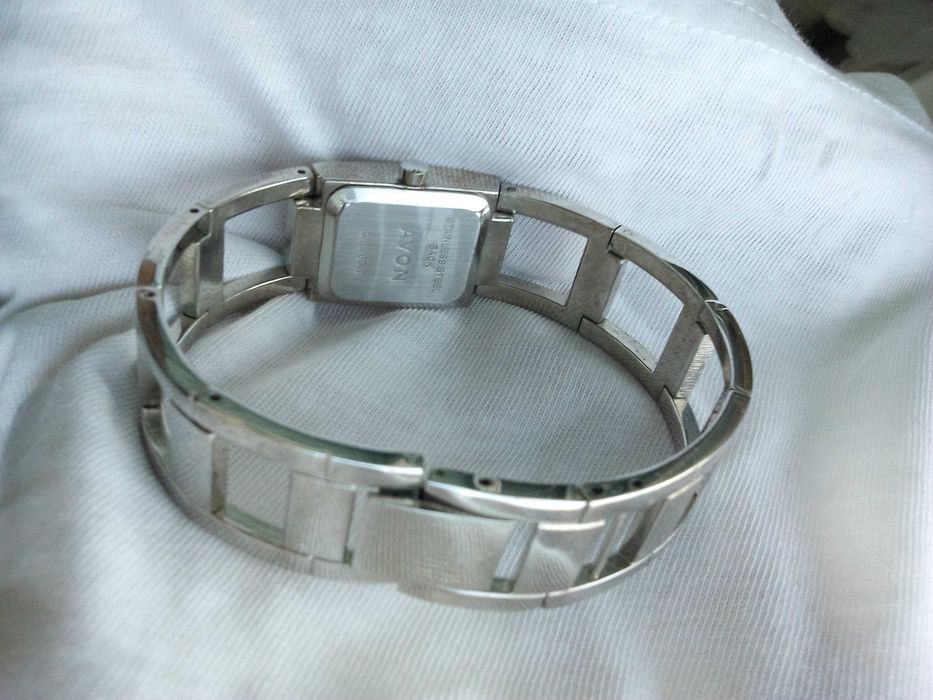 Стилен дамски часовник AVON гривна